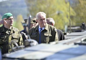 Prezident Zeman při návštěvě 13. dělostřeleckého pluku v Jincích na Příbramsku