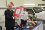 Prezident Zeman ve firmě F AIR Benešov dostal i čestnou pilotní licenci.