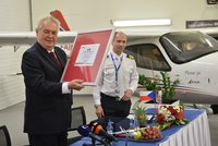 Zeman dostal pilotní licenci. V české škole, kde se učí mladí čínští letci