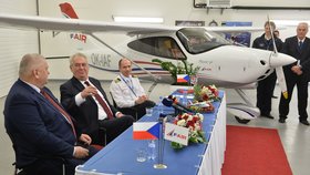 Miloš Zeman v Bystřici u Benešova navštívil firmu F Air Benešov se školou pro piloty.