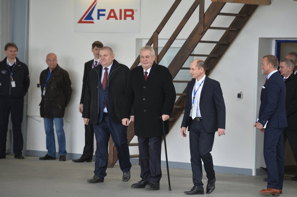 Miloš Zeman v Bystřici u Benešova navštívil firmu F Air Benešov se školou pro piloty