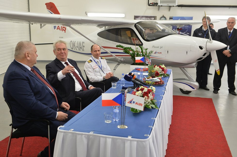 Miloš Zeman v Bystřici u Benešova navštívil firmu F Air Benešov se školou pro piloty.