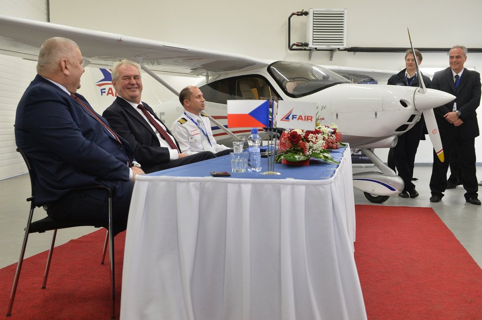 Miloš Zeman v Bystřici u Benešova navštívil firmu F Air Benešov se školou pro piloty.