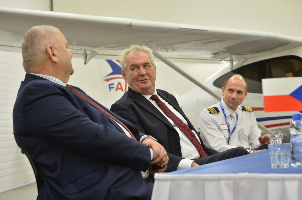 Miloš Zeman v Bystřici u Benešova navštívil firmu F Air Benešov se školou pro piloty