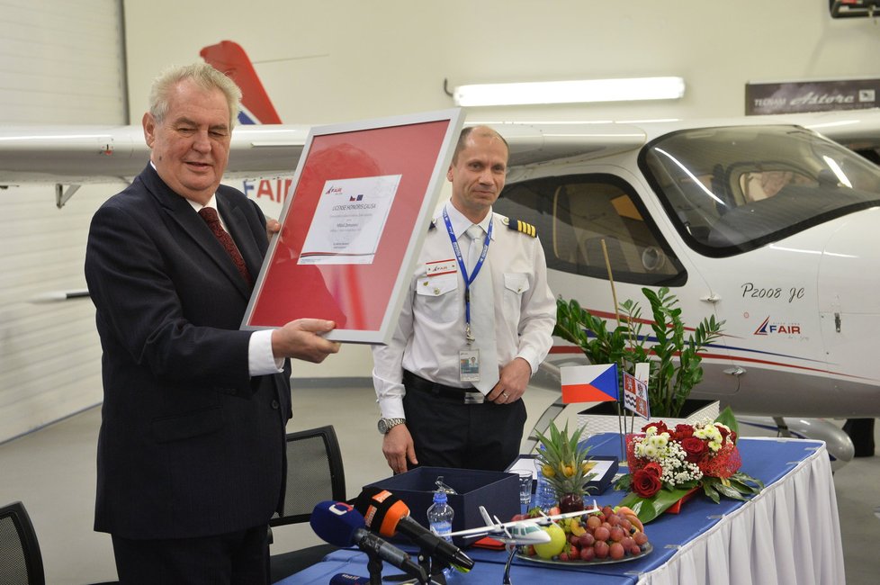 Prezident Zeman ve firmě F AIR Benešov dostal i čestnou pilotní licenci