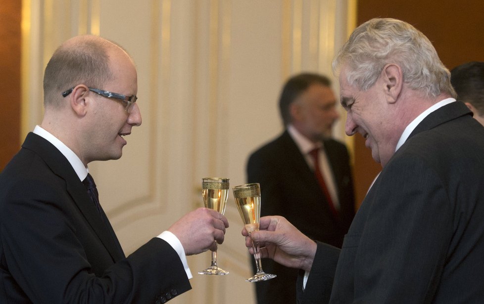 Přípitek na Hradě. Premiér Bohuslav Sobotka a prezident Miloš Zeman