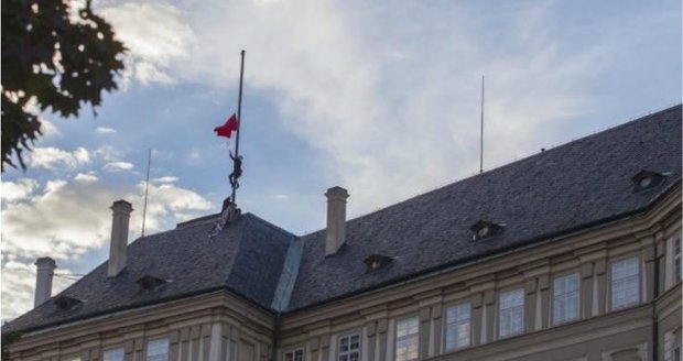 Obvinění v kauze rudých trenek nad Hradem: Členům Ztohoven hrozí 3 roky 