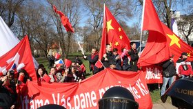 Protesty na Kampě: Vedle protičínské demonstrace tam vyrazili i podporovatelé Číny a Si Ťin-pchinga