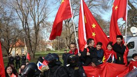 Protesty na Kampě: Vedle protičínské demonstrace tam vyrazili i podporovatelé Číny a Si Ťin-pchinga