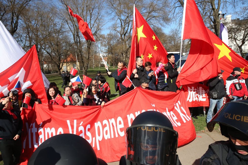 Podporovatelé čínského prezidenta Si Ťin-pchinga v Praze na Kampě