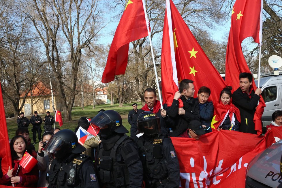 Protesty na Kampě: Vedle protičínské demonstrace tam vyrazili i podporovatelé Číny a Si Ťin-pchinga