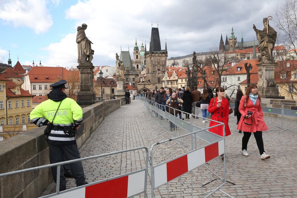 Protičínské protesty v Praze: Někteří demonstranti proti Si Ťin-pchingovi se z Kampy vydali na Karlův most.