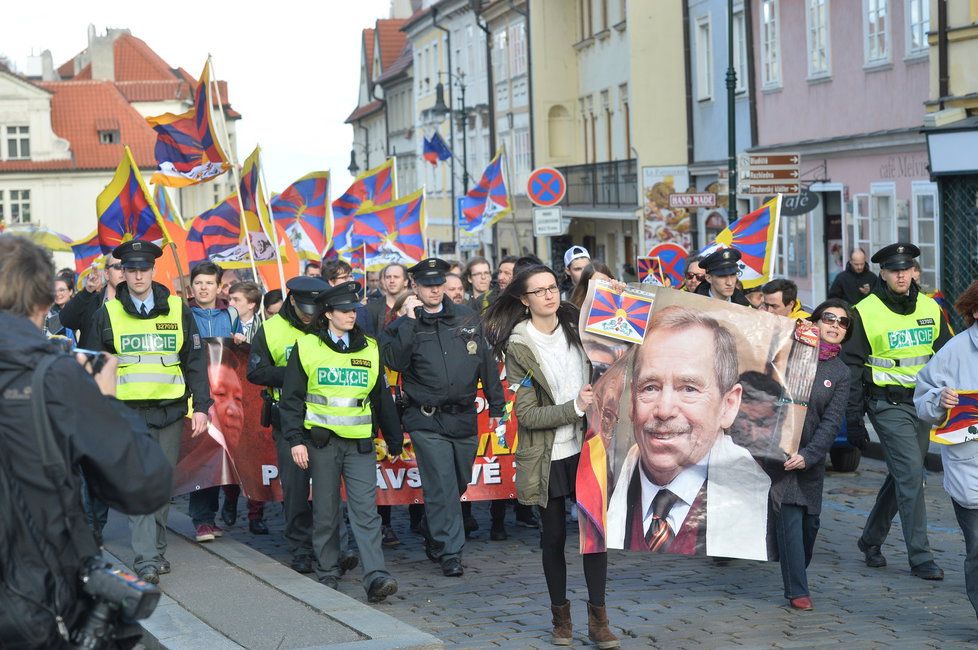 Pochod na podporu Tibetu během 2. dne návštěvy čínského prezidenta v Praze.
