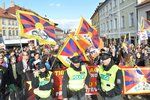 Demonstrace s tibetskými vlajkami během návštěvy čínského prezidenta v Praze