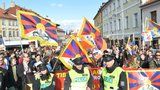 Dohra tibetských vlajek na FAMU. Policisté po čínské návštěvě přišli o peníze