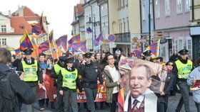 Pochod na podporu Tibetu během 2. dne návštěvy čínského prezidenta v Praze