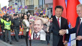 Demonstranti na podporu Tibetu vytáhli v Praze při pochodu během návštěvy čínského prezidenta velkou fotku Václava Havla.