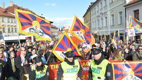 Demonstrace s tibetskými vlajkami během návštěvy čínského prezidenta v Praze