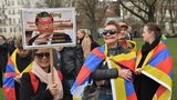 Sobotka: Strhávání tibetských vlajek není úkolem policie. Ta uznala chybu 