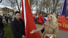 Na Kampu i další místa vyrazili během 2. dne návštěvy Si Ťin-pchinga v Praze i jeho podporovatelé