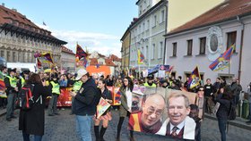 Pochod na podporu Tibetu během 2. dne návštěvy čínského prezidenta v Praze