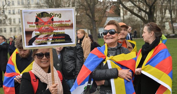 Sobotka: Strhávání tibetských vlajek není úkolem policie. Ta uznala chybu 