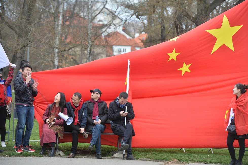 Podporovatelé čínského prezidenta Si Ťin-pchinga v Praze na Kampě