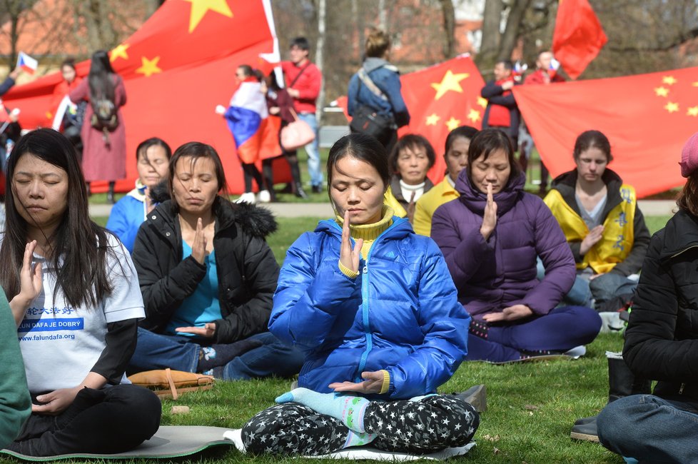 Pražská Kampa: Demonstrace na podporu Číny a proti politice Číny a za Tibet