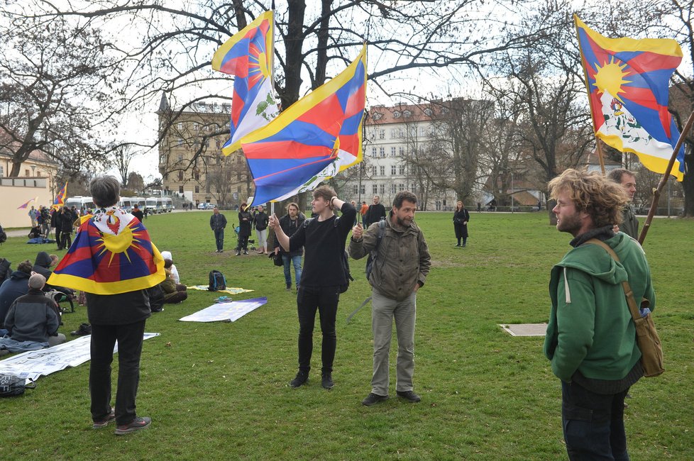 Při návštěvě čínského prezidenta vlála v Česku spousta tibetských vlajek.