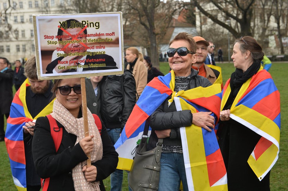 Pražská Kampa: Demonstrace na podporu Číny a proti politice Číny a za Tibet
