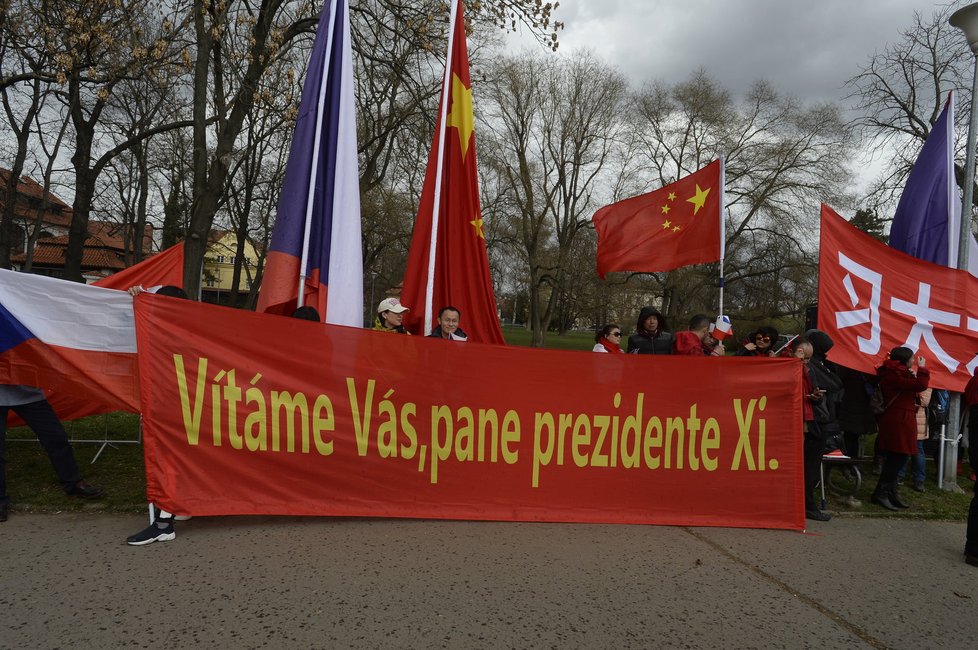 Na Kampu i další místa vyrazili během 2. dne návštěvy Si Ťin-pchinga v Praze i jeho podporovatelé