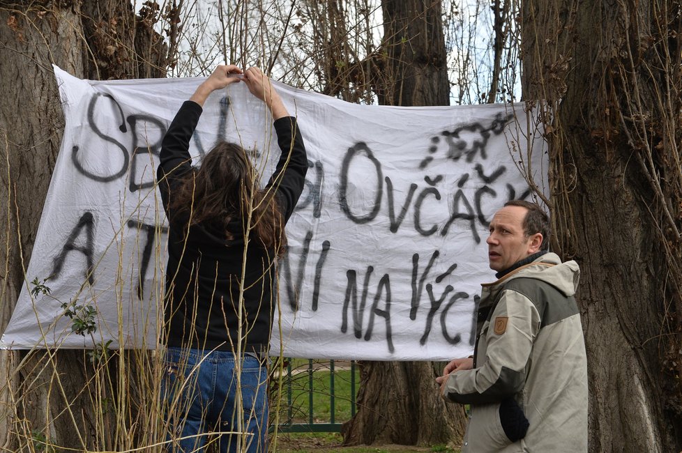 Transparent při protestech proti návštěvě čínského prezidenta v Praze: Vzkaz pro Miloše Zemana