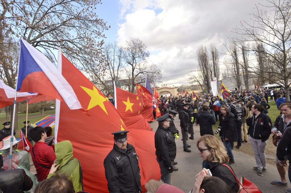 Pražská Kampa: Demonstrace na podporu Číny během návštěvy čínského prezidenta Si ťin-pchinga v Praze