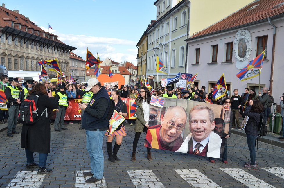 Pochod na podporu Tibetu během 2. dne návštěvy čínského prezidenta v Praze