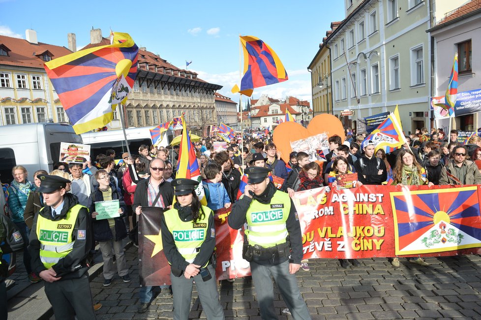 Pochod na podporu Tibetu během 2. dne návštěvy čínského prezidenta v Praze