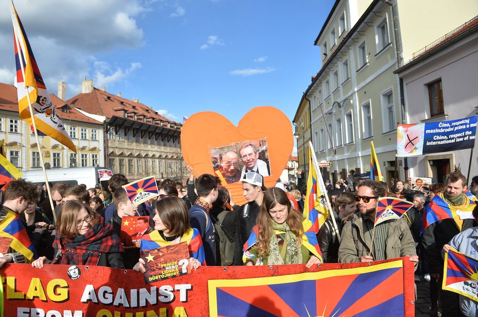 Pochod na podporu Tibetu během 2. dne návštěvy čínského prezidenta v Praze