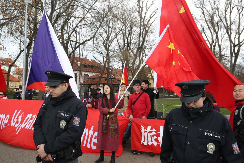 Návštěvu čínského prezidenta v Praze provázely i pročínské a protičínské demonstrace.