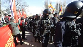 Demonstrace proti průběhu návštěvy čínského prezidenta v Praze na Kampě (29. 3. 2016)