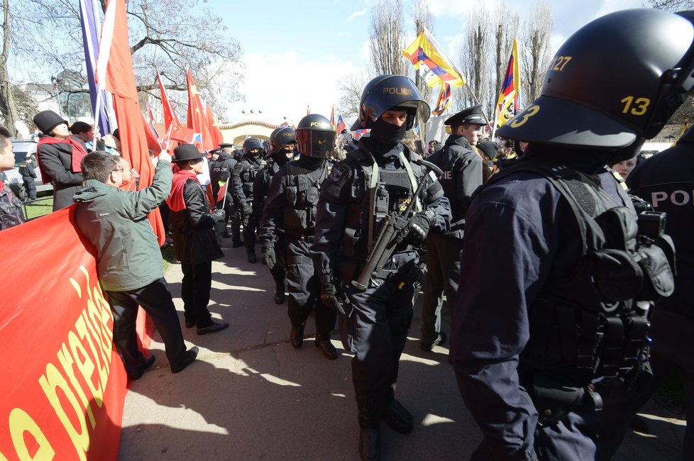 Demonstrace proti průběhu návštěvy čínského prezidenta v Praze na Kampě (29. 3. 2016)