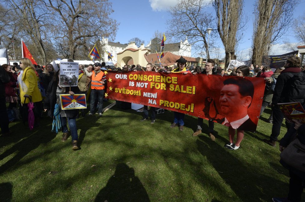 Demonstrace proti průběhu návštěvy čínského prezidenta v Praze na Kampě (29. 3. 2016)