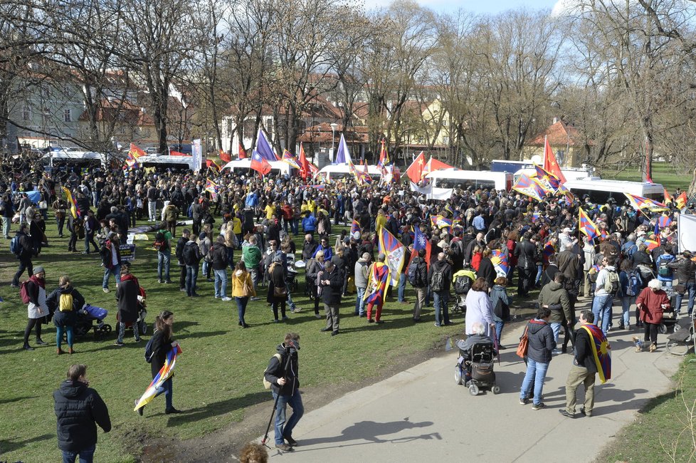 Demonstrace proti průběhu návštěvy čínského prezidenta v Praze na Kampě (29. 3. 2016)