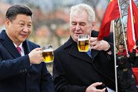 Rudí vítači, potyčky a mámení penězi: 49 hodin čínského Si zamávalo Českem