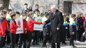 Si Ťin-pchingův 2. den v Česku: Setkání českého a čínského prezidenta s mladými fotbalisty a hokejisty