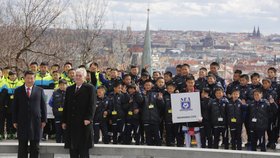 Si Ťin-pchingův 2. den v Česku: Setkání českého a čínského prezidenta s mladými fotbalisty a hokejisty