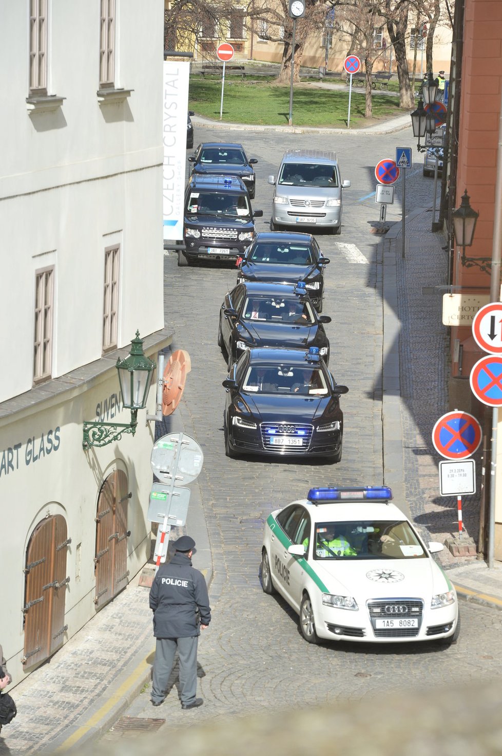 Si Ťin-pching v Praze: Přesun kolony s limuzínou čínského prezidenta na jednání do Lichtenštejnského paláce