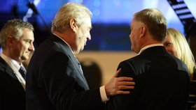 Miloš Zeman se zdraví s kontroverzním ruským podnikatelem a šéfem státních železnic Jakuninem.