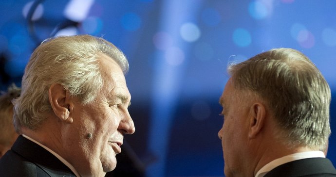 Miloš Zeman se zdraví s kontroverzním ruským podnikatelem a šéfem státních železnic Jakuninem.