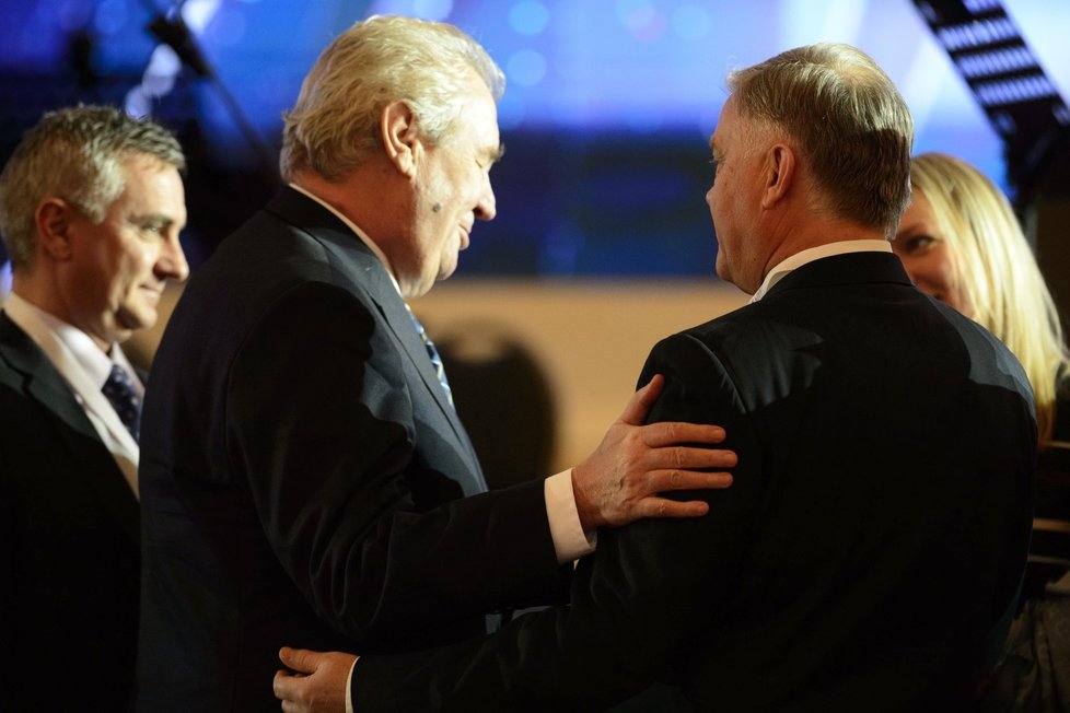 Miloš Zeman se zdraví s kontroverzním ruským podnikatelem a šéfem státních železnic Jakuninem