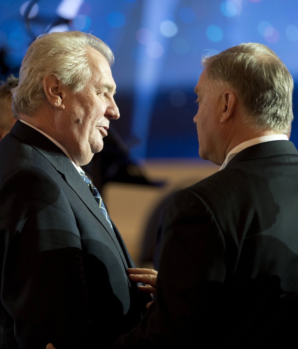 Miloš Zeman se zdraví s kontroverzním ruským podnikatelem a šéfem státních železnic Jakuninem.