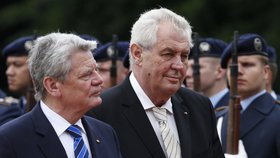 Německý prezident Gauck (vlevo) Zemana upozornil, že prezident nemá být druhou vládou